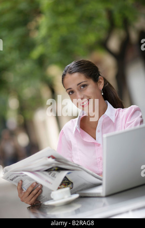 Geschäftsfrau im Café mit laptop Stockfoto