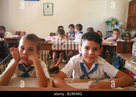 Schülerinnen und Schüler in einem Klassenzimmer in Vinales Provinz Pinar del Río Kuba Lateinamerika Stockfoto