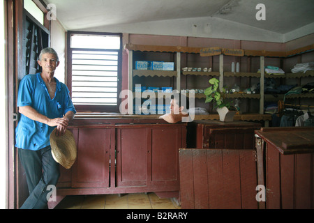 Mann und Frau in einem Geschäft in Vinales Provinz Pinar del Río Kuba Lateinamerika Stockfoto