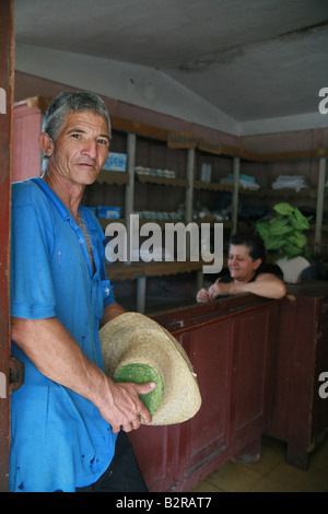 Mann und Frau in einem Geschäft in Vinales Provinz Pinar del Río Kuba Lateinamerika Stockfoto