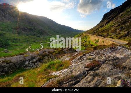 Nant Ffrancon Pass in Snowdonia Nord-Wales mit Blick direkt auf der späten Abendsonne es hinter dem Berg ebbt ab Stockfoto