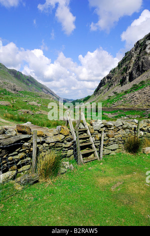 Hölzernen Stil in Llanberis Pass Blaen Y Nant zwischen Snowdon Mountain Range und Y Glyderau Stockfoto