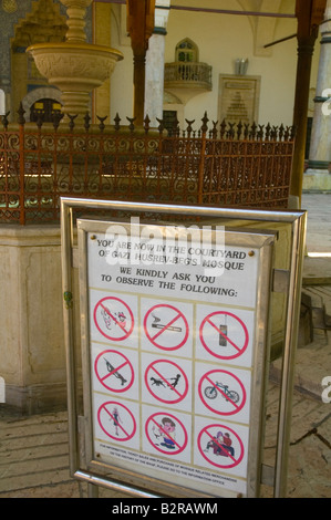 Schild Besucher in Gazi Husrev Begova Moschee in Sarajevo Bosnien Herzegowina Europa Verhalten Stockfoto