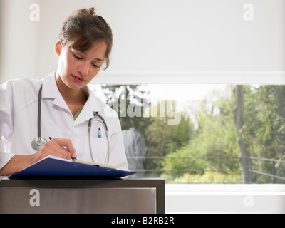 Ärztin, füllt sich eine Datei Stockfoto