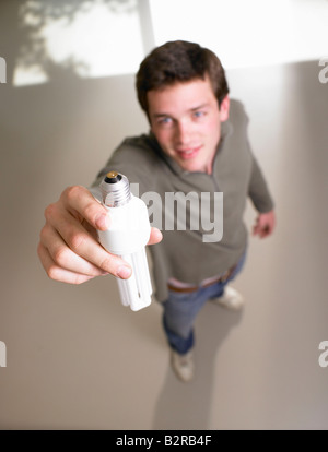 Mann, die Festsetzung einer Glühbirne Stockfoto