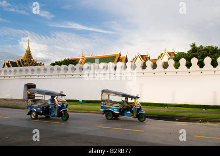 Ein Tuk-Tuks vor dem grand Palace-Tempel in Bangkok, Thailand Stockfoto