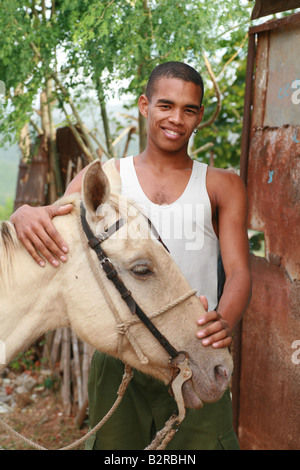 Junger lächelnder Mann stand neben seinem Pferd Trinidad Sancti Spiritus Provinz Cuba Lateinamerika Stockfoto