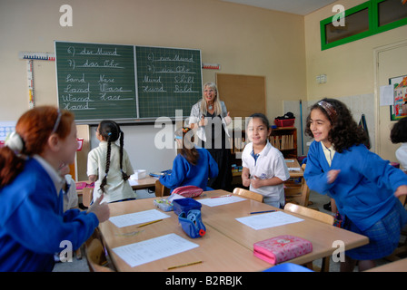 Eine deutsche Lehrerin lehrt kleine Kinder deutschen Sprache bei der Elite deutsche Schule "Deutsche Schule der Borromäerinnen" Stockfoto