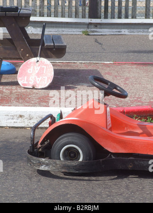 rotes Auto auf go Kart-Rennbahn Stockfoto