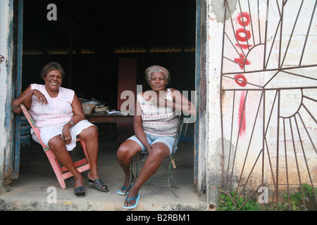 Zwei Frauen sitzen vor einem Gemeindezentrum in Vinales Provinz Pinar del Río Kuba Lateinamerika Stockfoto