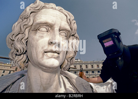 COLUMBUS S GENUA 1992 EINE ARBEITSKRAFT WIEDERHERSTELLUNG STATUE VON KOLUMBUS IN GENUA FÜR DIE EXPO 1992 Stockfoto