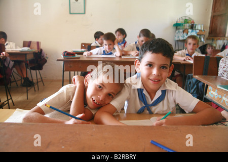 Schülerinnen und Schüler in einem Klassenzimmer in Vinales Provinz Pinar del Río Kuba Lateinamerika Stockfoto