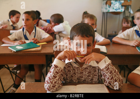 Schülerinnen und Schüler in einem Klassenzimmer in Vinales Provinz Pinar del Río Kuba Lateinamerika Stockfoto