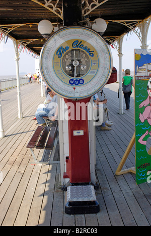 Altmodische wiegen Waage auf dem Pier in Weston-Super-Mare Stockfoto