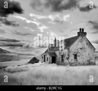 Infrarot-Bild eines verfallenen Bauernhauses in der Nähe von Arivruach, Isle of Lewis, Hebriden, Schottland Stockfoto