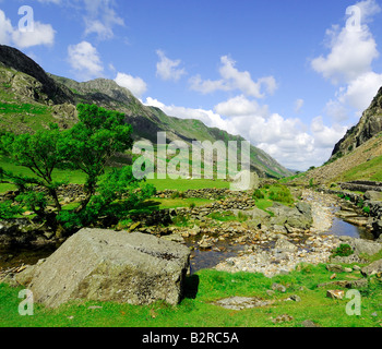 Landschaft von Llanberis pass auf Blaen Y Nant zwischen Snowdon Mountain Range und Y Glyderau Stockfoto