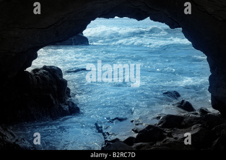 Blick auf das Meer von in einer Höhle Stockfoto