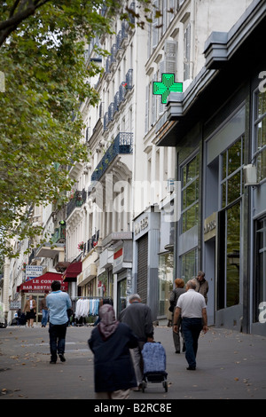 Menschen zu Fuß auf einer Straße in Paris, Frankreich Stockfoto