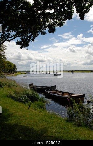 Hölzerne Ruderboote in Athlone am Shannon, mit Hausbooten festgemacht im Hintergrund Stockfoto