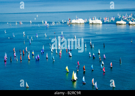 Luftaufnahme des bunten Yachten. Rund um die Insel-Rennen. Isle Of Wight. VEREINIGTES KÖNIGREICH. Nadeln Leuchtturm. Stockfoto