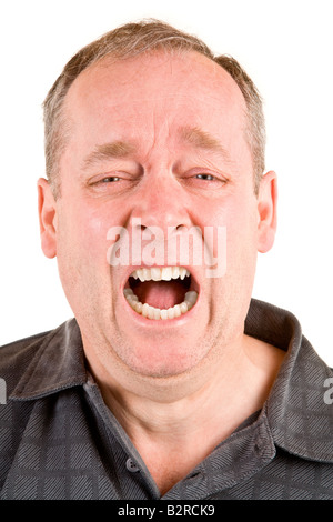 Ein Mann mittleren Alters ist um Hilfe schreien. Stockfoto