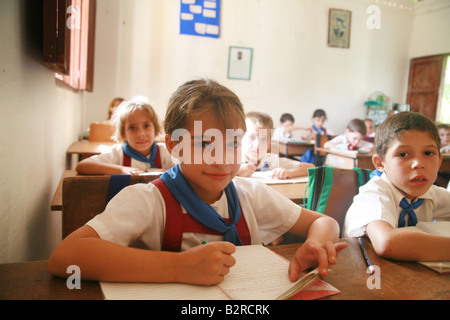 Schülerinnen und Schüler in einem Klassenzimmer in Vinales Provinz Pinar del Río Kuba Lateinamerika Stockfoto