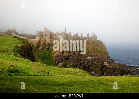 Dunluce Castle an einem nebligen Morgen auf der Antrim Coast Northen Irland Vereinigtes Königreich Stockfoto