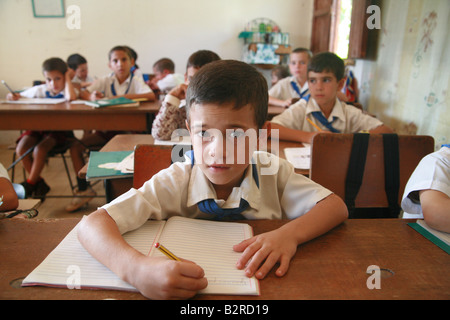 Schülerinnen und Schüler in einem Klassenzimmer in Vinales Provinz Pinar del Río Kuba Lateinamerika Stockfoto