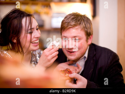 Eine Gruppe von jungen Erwachsenen Vergnügen sich auf einer Party zu Hause in London Vereinigtes Königreich Stockfoto