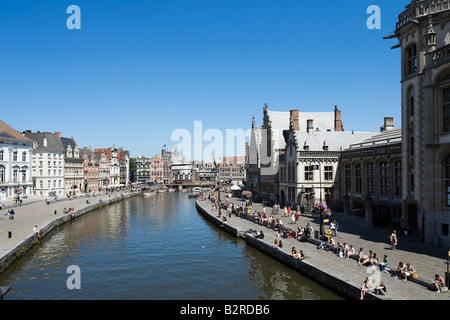 Blick auf den Kanal von St Michielsbrug mit der Graslei auf der rechten und der Korenlei auf der linken Seite, Gent, Belgien Stockfoto