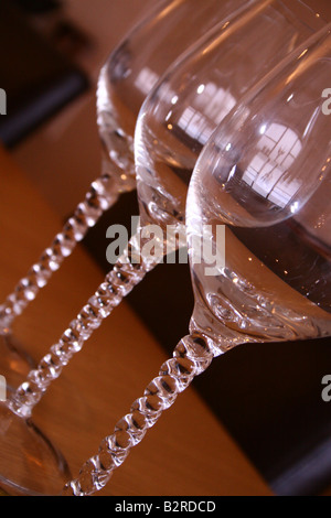 Gläsern Rotwein, Gedecke und leere Tischkarte Stockfoto