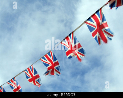 viele kleine Gösch britischen Flaggen und blauer Himmel Stockfoto