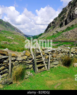 Hölzernen Stil in Llanberis Pass Blaen Y Nant zwischen Snowdon Mountain Range und Y Glyderau Stockfoto