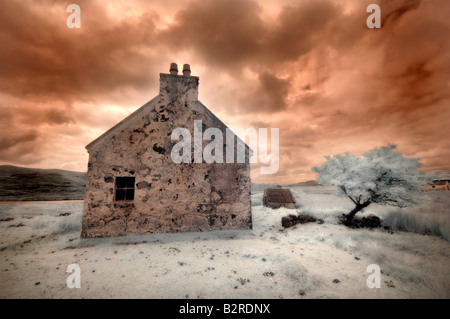 Infrarot-Bild eines verfallenen Bauernhauses in der Nähe von Arivruach Isle of Lewis Hebriden Scotland UK Stockfoto