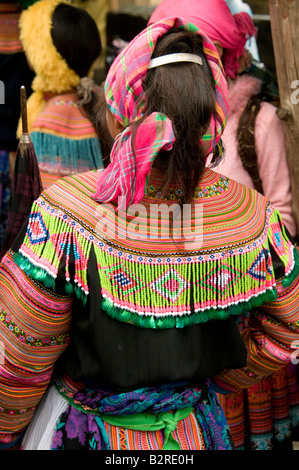 Rückseitige Ansicht Detail von einem Blumenmädchen Hmong traditionellen Stammes-Jacke und Kopfbedeckung Sapa Vietnam Stockfoto