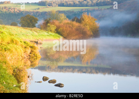 Frühen Morgennebel über River Wye Wye Valley, Monmouthshire, Wales mit Herbst-Farben an den Bäumen Deich Offas. Stockfoto