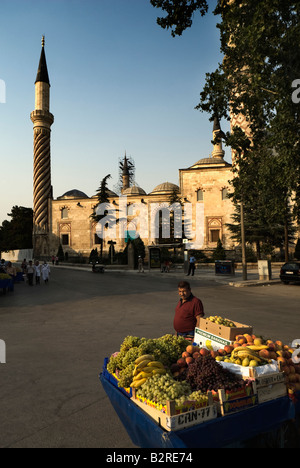 Fruitseller in Edirne, ÜÇ Şerefeli Moschee kann im Hintergrund zu sehen.  Turkei Stockfoto