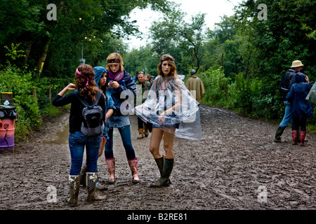 Glastonbury Music Festival 2008 Somerset Großbritannien Festival-Gänger gefangen im Schlamm und Regen Stockfoto