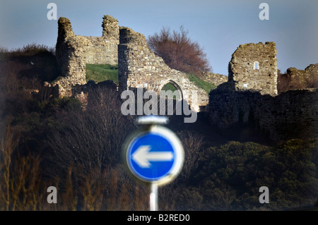 Ein halten links Verkehrszeichen vor der Ruine des Schlosses Norman in Hastings East Sussex. Stockfoto