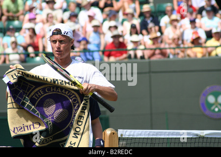 Lleyton Hewitt von Australien gegen David Ferrer von Spanien auf dem Centrecourt Tennis Championships 2006 Wimbledon Stockfoto