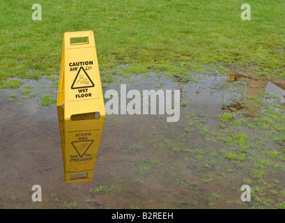 WARNSCHILD IN PFÜTZE IM PARK CHELTENHAM ENGLAND Stockfoto