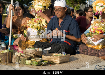 Bali Indonesien Kuta Strand Leute Mann Gruppe Frau singen Freude Trauer Feier Leben Tod beten Feuerbestattung Zeremonie hindu Stockfoto