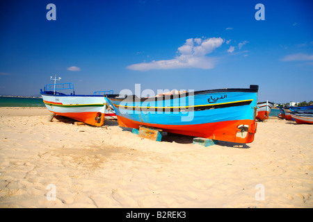 Angelboote/Fischerboote am Strand vor dem alten Fort in Hammamet, Tunesien, Nordafrika Stockfoto