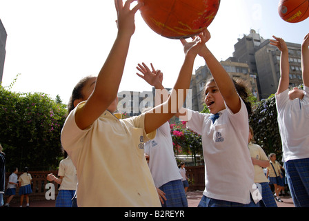 Kinder spielen Basketball Elite deutsche Schule "Deutsche Schule der Borromäerinnen" in Kairo Stockfoto