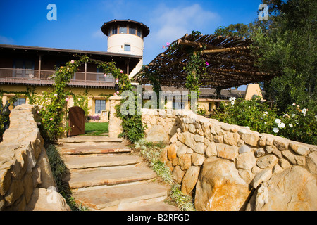 Stein-Stufen hinauf zu einem großen spanischen Stil nach Hause Stockfoto