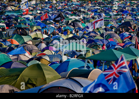 Einige von den 150 000 Menschen, camping auf dem Bauernhof, Glastonbury Music Festival, Somerset, Vereinigtes Königreich Stockfoto