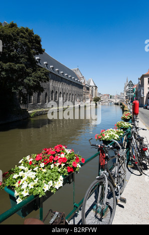 Blick auf den Kanal nach unten die Predikherenlei in Richtung St. Michielsbrug und das historische Stadtzentrum, Gent, Belgien Stockfoto