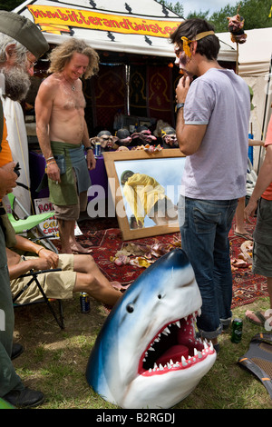 Glastonbury Music Festival 2008 Somerset Vereinigtes Königreich Shangri La Feld Maske Shop mit Hai-Kopf Stockfoto