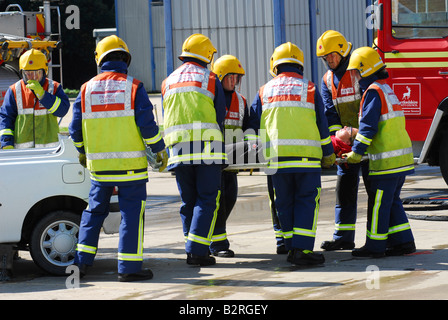 Feuer-Rekruten Praxis heben ein Absturz-Opfer aus Trümmern während des Trainings Stockfoto