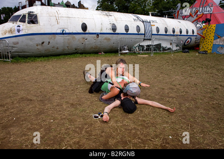 Glastonbury Music Festival Somerset Großbritannien Mädchen, die Spaß in Papierkorb Stadt von der Laundretta-Shell von einem Flugzeug Stockfoto